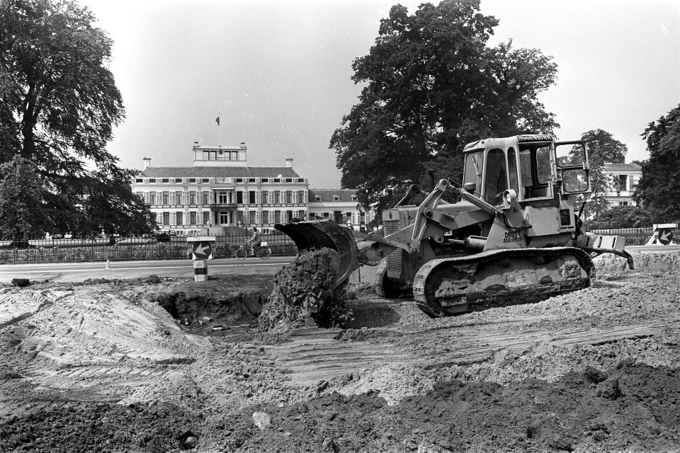 Autoweg voor Soestdijk wordt verbreed. Een bulldozer aan het werk voor het palei, Bestanddeelnr 921-4907