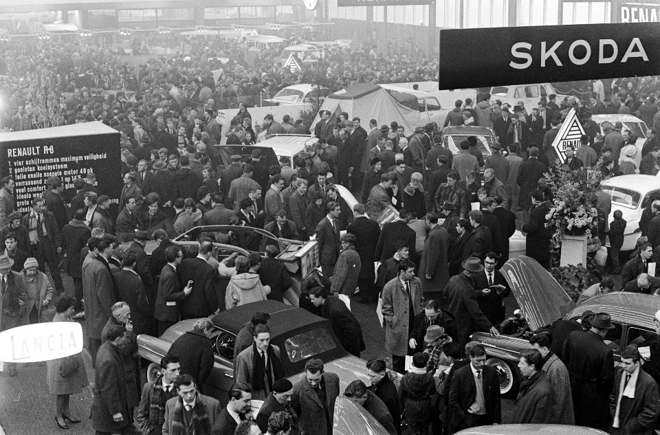 Autotentoonstelling in RAI te Amsterdam, overzicht van een der stands op de RAI, Bestanddeelnr 914-8048