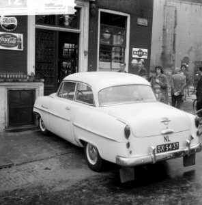 Auto tegen cafe op Rapenburgerplein, Bestanddeelnr 912-7983