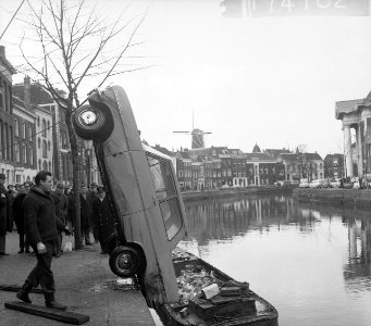 Auto te water in Schiedam, de auto wordt uit het water gehaald, Bestanddeelnr 917-4182
