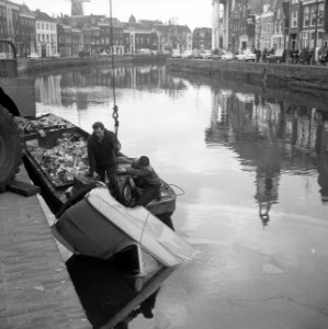 Auto te water in Schiedam, de auto wordt uit het water gehaald, Bestanddeelnr 917-4181