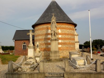 Auzouville-Auberbosc (Seine-Mar.) carré militaire et monument aux morts derrière l'église