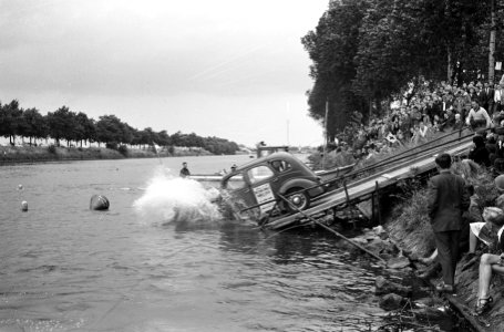 Auto te water in Maas-Waalkanaal, Bestanddeelnr 914-1484