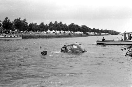 Auto te water in Maas-Waalkanaal, Bestanddeelnr 914-1485