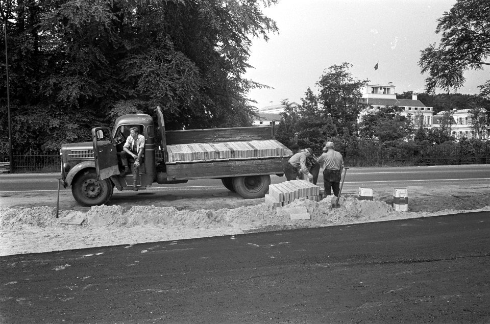Autoweg voor Soestdijk wordt verbreed. Uitzicht machinist van de stoomwals op Pa, Bestanddeelnr 921-4910