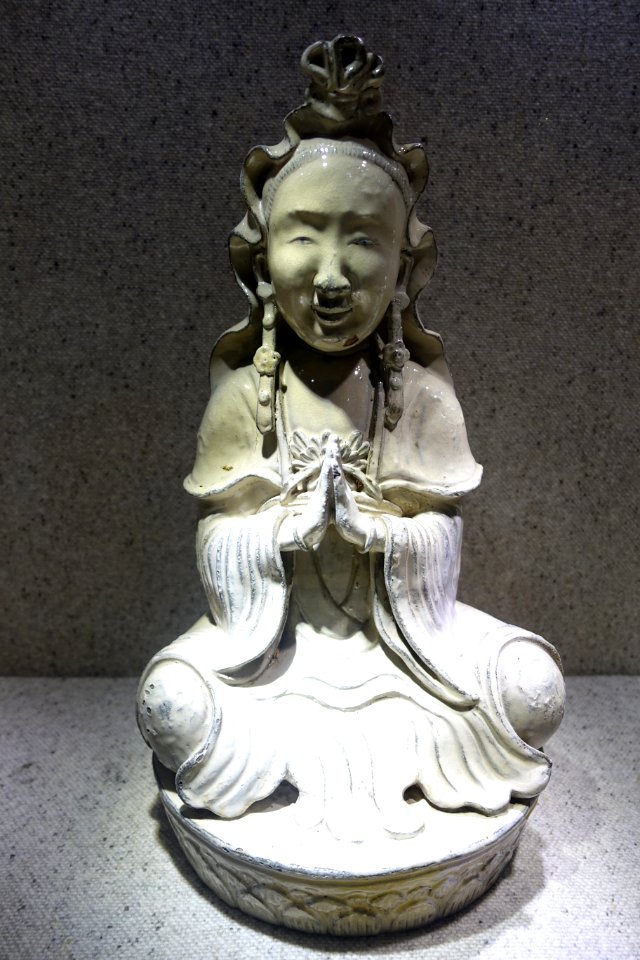 Avalokitesvara figurine, Bat Trang kiln, Hanoi, Nguyen dynasty, 19th century AD, white glazed ceramic - National Museum of Vietnamese History - Hanoi, Vietnam - DSC05438