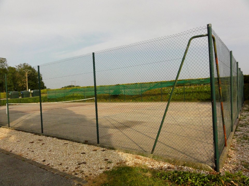 Auzouville-Auberbosc (Seine-Mar.) terrain de tennis