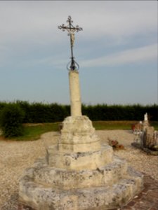 Auzouville-Auberbosc (Seine-Mar.) croix de cimetière