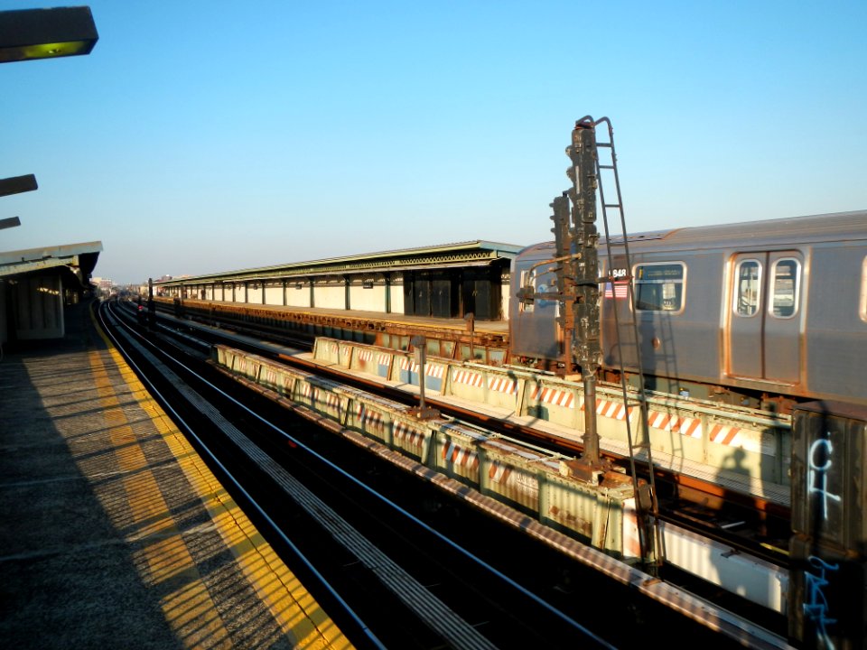 Av X NB train arriving jeh