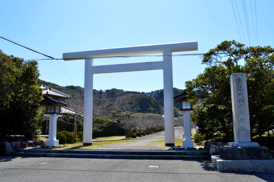Awa-jinja, ichi-no-torii