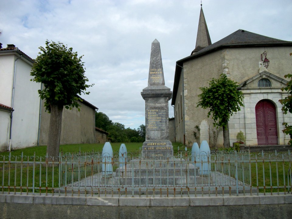 Aventignan monument 01