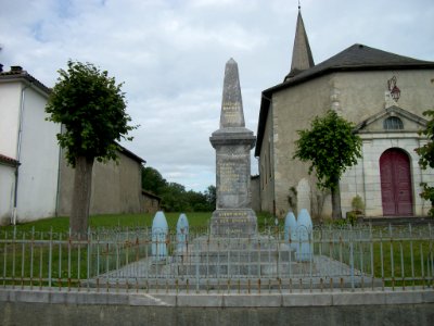 Aventignan monument 01