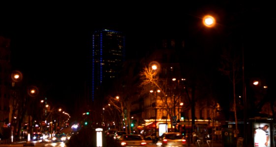 Avenue du Maine et Tour Montparnasse la nuit