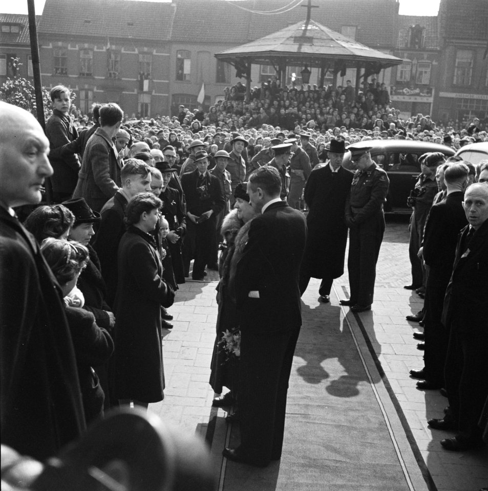 Axel. Koningin Juliana in gesprek met bewoners. Naast haar burgemeester P.L.D.J., Bestanddeelnr 900-4041