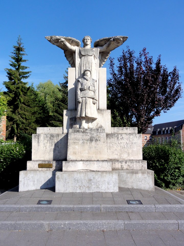 Avesnes-sur-Helpe monument aux morts