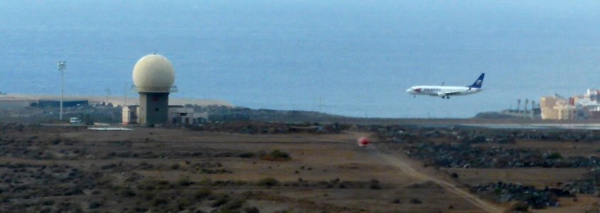 Aviadilo surteriĝanta en flughaveno Tenerifo Suda