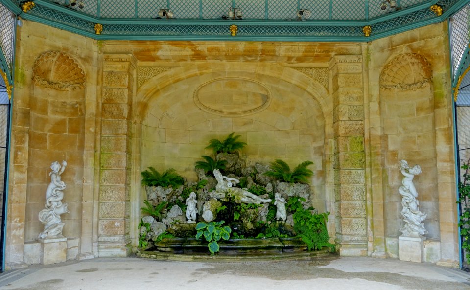 Aviary fountain - Waddesdon Manor - Buckinghamshire, England - DSC07510