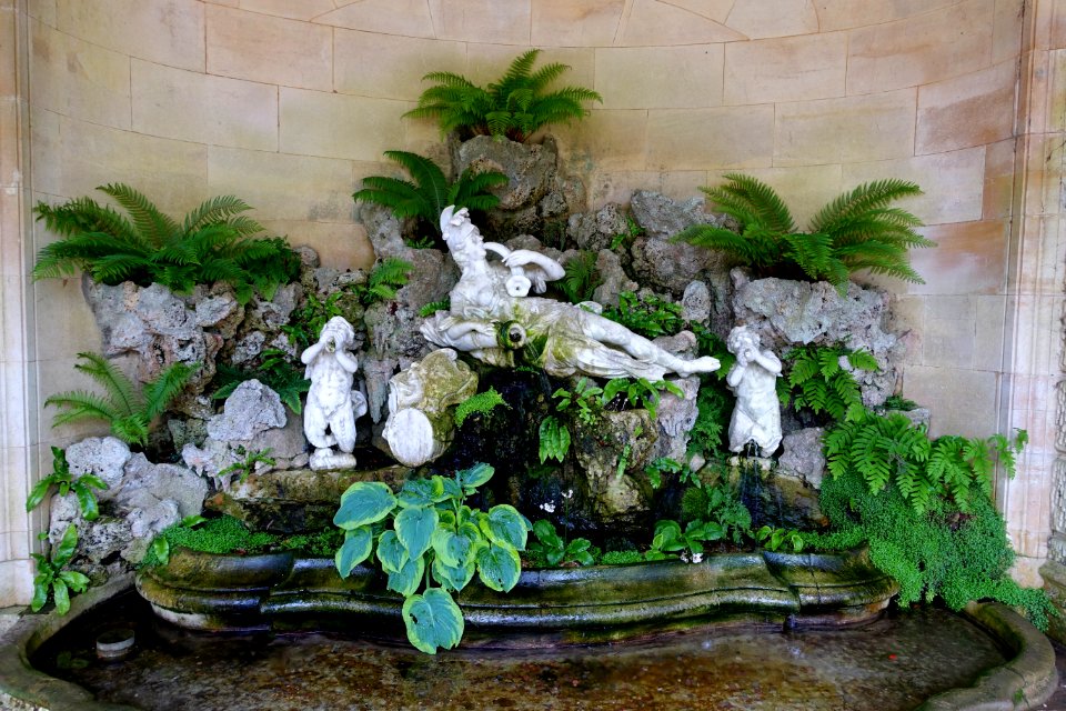 Aviary fountain - Waddesdon Manor - Buckinghamshire, England - DSC07514
