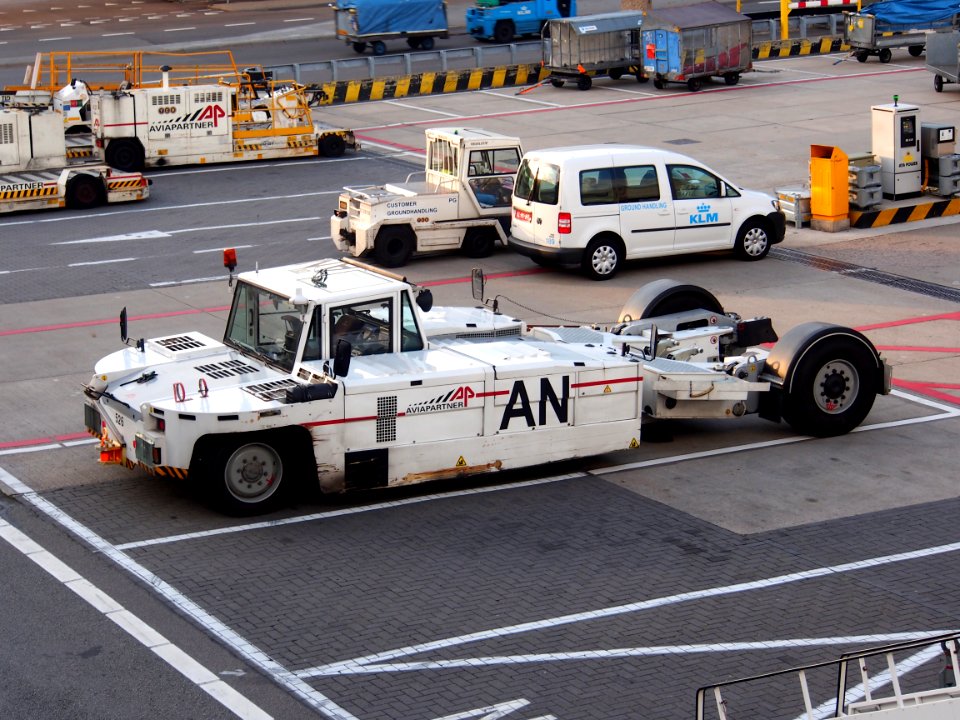 Aviapartner pushback tractor