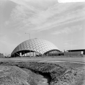 Aviodome op Schiphol in opbouw in de avondzon, Bestanddeelnr 922-5747