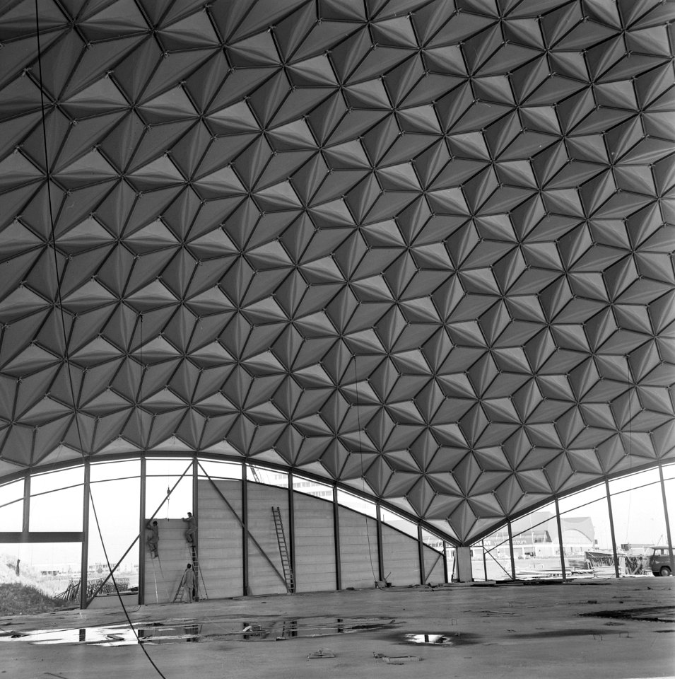Aviodome op Schiphol in opbouw, de binnenzijde van het dak, Bestanddeelnr 922-5741