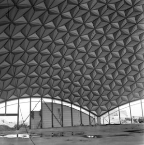 Aviodome op Schiphol in opbouw, de binnenzijde van het dak, Bestanddeelnr 922-5741