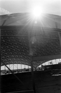 Aviodome op Schiphol in opbouw, de binnenzijde van het dak, Bestanddeelnr 922-5751