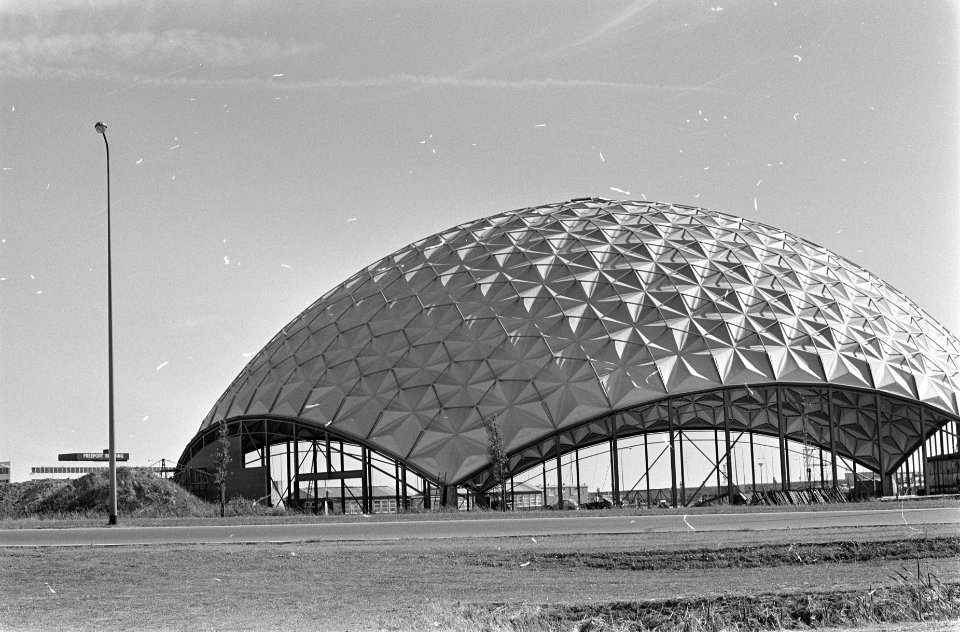 Aviodome op Schiphol in opbouw in de avondzon, Bestanddeelnr 922-5757