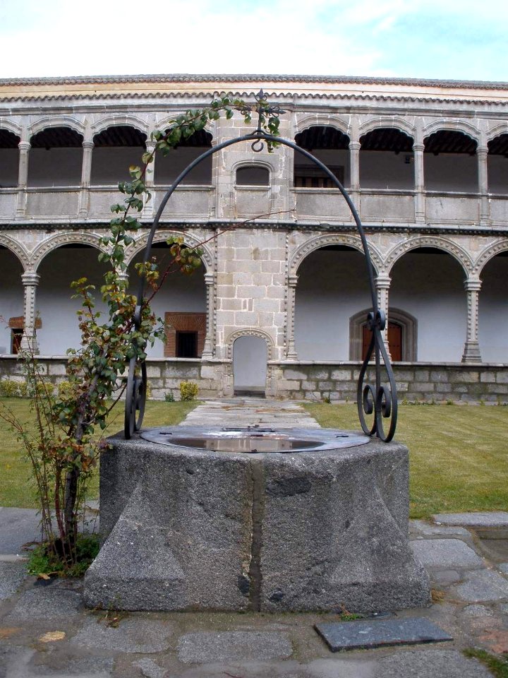 Avila - Real Monasterio de Santo Tomas, Claustro de los Reyes 06