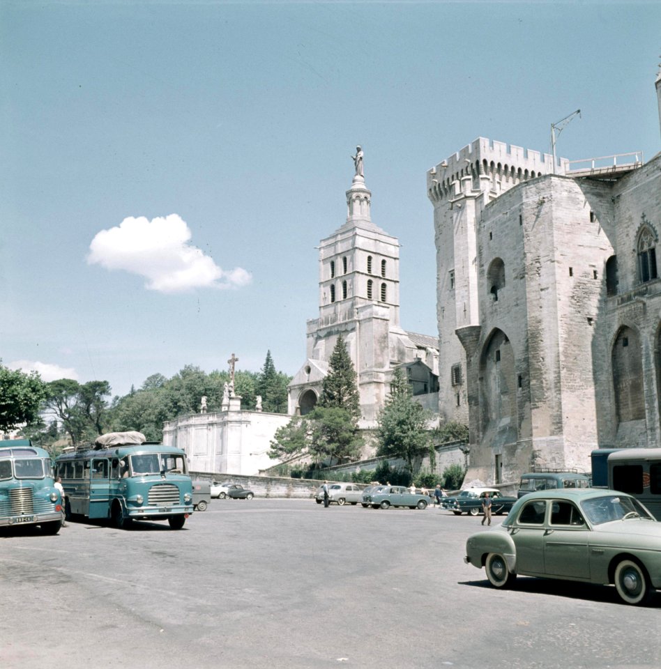 Avignon. Gezicht op de kerk Notre Dame des Doms en het paleis van de pausen. Op , Bestanddeelnr 255-9950