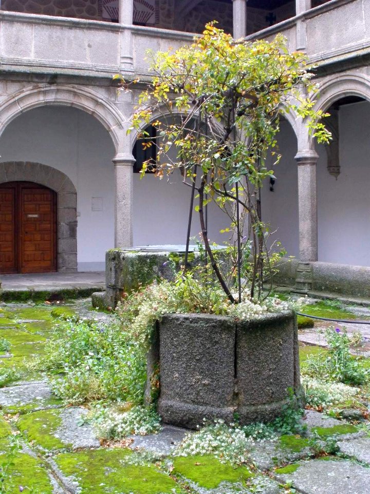 Avila - Real Monasterio de Santo Tomas, Claustro del Noviciado 3