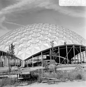 Aviodome op Schiphol in opbouw, de buitenzijde van het dak, Bestanddeelnr 922-5746