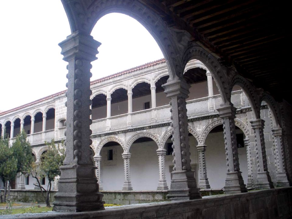 Avila - Real Monasterio de Santo Tomas, Claustro de los Reyes 09
