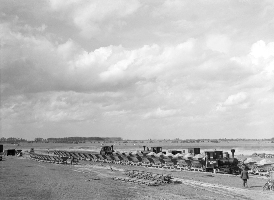Arbeiders, werkzaamheden, rails, kipkarren, Bestanddeelnr 253-6708