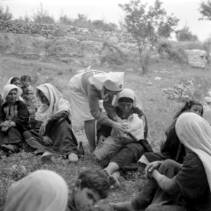 Arabische met witte sluiers vrouwen met kleine kinderen wachtende in de openluch, Bestanddeelnr 255-0941