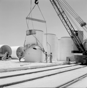 Arbeiders aan het werk met behulp van een hijskraan bij een mal voor het gieten , Bestanddeelnr 255-4740 photo