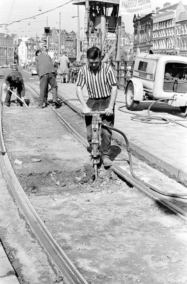 Arbeiders aan het werk aan de trambaan (met drilboor) locatie Rokin te Amsterda, Bestanddeelnr 919-5432