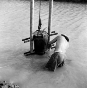 Arbeiders, werkzaamheden, water, werktuigen, Bestanddeelnr 250-8402