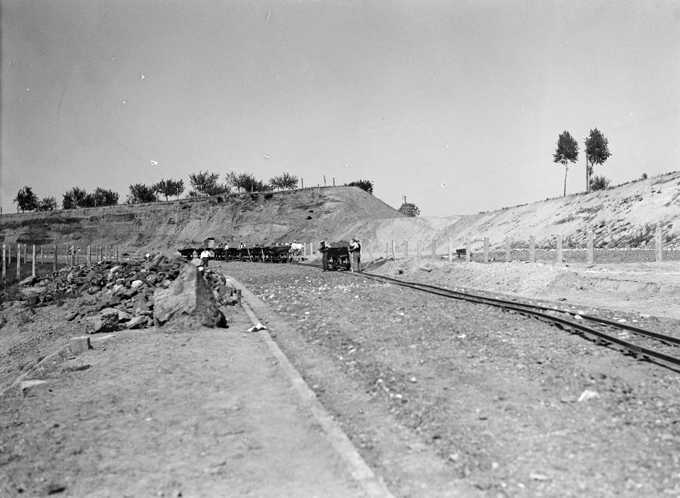 Arbeiders, werkzaamheden, spoorlijnen, kipkarren, Bestanddeelnr 253-6587