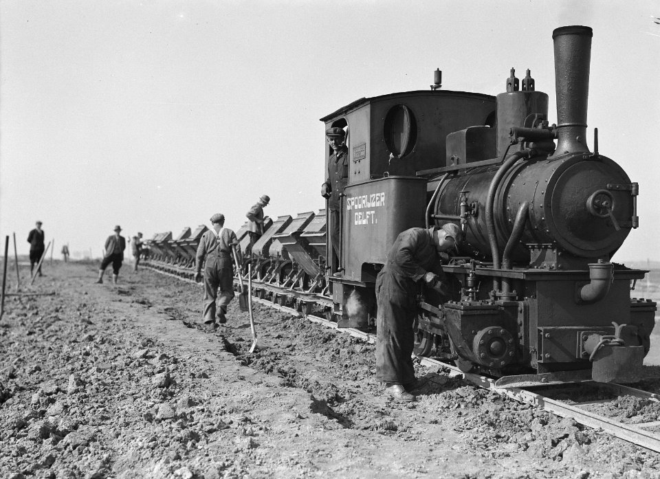Arbeiders, werkzaamheden, rails, locomotieven, kipkarren, Bestanddeelnr 253-6698
