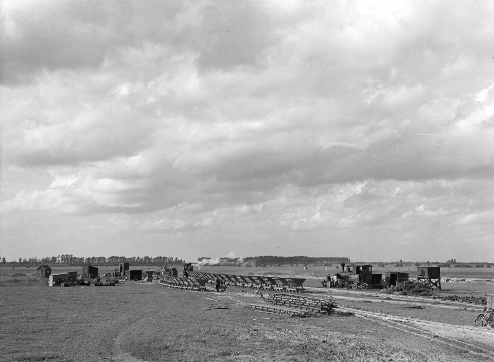 Arbeiders, werkzaamheden, rails, kipkarren, Bestanddeelnr 253-6707