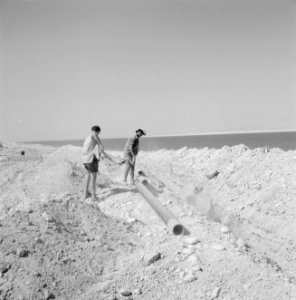 Arbeiders bezig met de aanleg van een pijpleiding aan de oever van de Dode Zee, Bestanddeelnr 255-2690