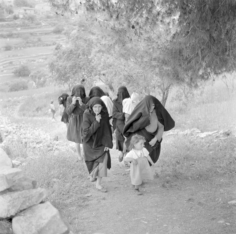 Arabische vrouwen met kinderen op weg naar een polikliniek, Bestanddeelnr 255-0940