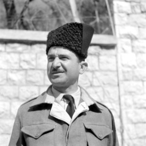 Arabische politieagent uit Nazareth met een hoofddeksel uit de Turkse tijd, Bestanddeelnr 255-1419