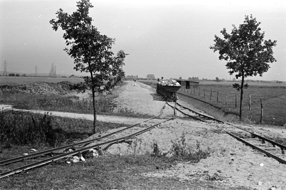 Arbeiders, werkzaamheden, aanleg tertiaire wegen, kipkarren, Duivense Broek, Bestanddeelnr 170-0035