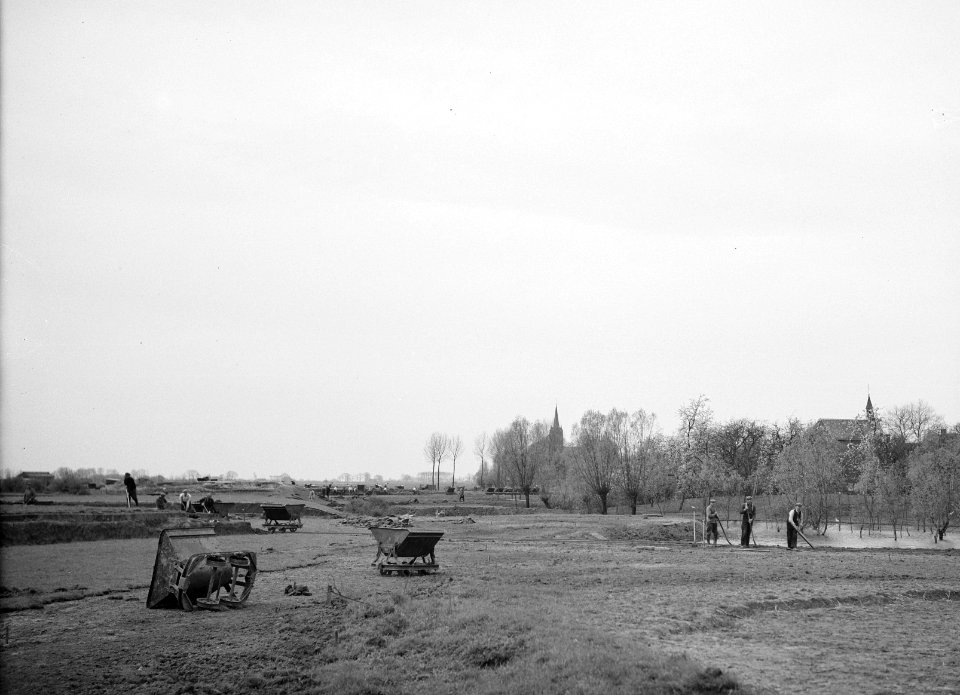 Arbeiders, werkzaamheden, rails, kipkarren, overzichten, Bestanddeelnr 253-6694