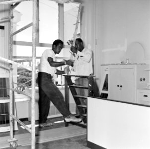 Arbeiders aan het werk in het koninklijk verblijf in Fort Amsterdam in Willemsta, Bestanddeelnr 252-2821