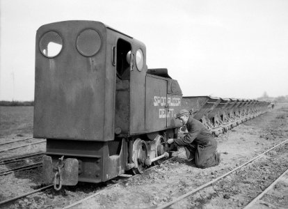 Arbeiders, werkzaamheden, rails, locomotieven, kipkarren, Bestanddeelnr 253-6699