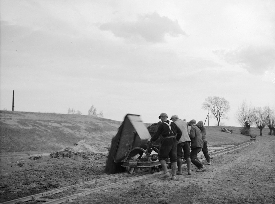 Arbeiders, werkzaamheden, rails, kipkarren, Bestanddeelnr 253-6692
