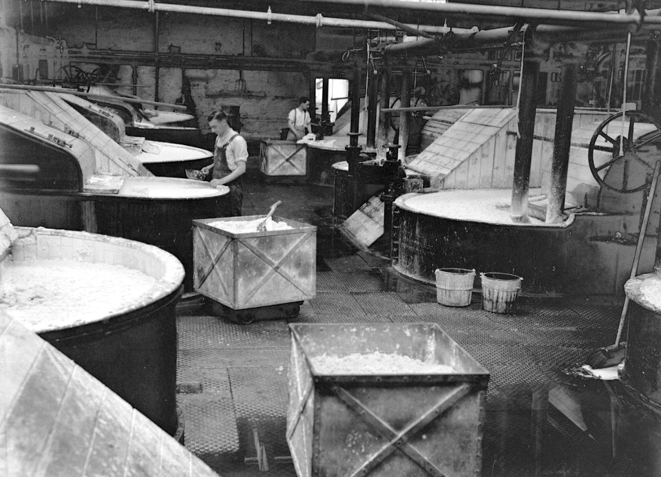 Arbeiders achter mengvaten in een papierfabriek, Bestanddeelnr 190-0425